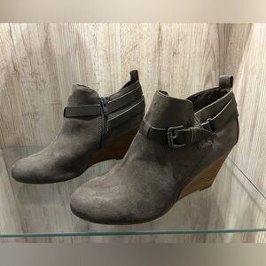Report Greco Women’s Size 8 Wedge Ankle Booties Faux Suede Zip Boot